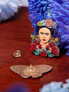 Frida Kahlo X SHEIN 2件組藝術鋅合金胸針別針套裝，女性包包吊飾裝飾，適合作為禮物、收藏、紀念品，水鑽設計 - 彩色 - 查看 7