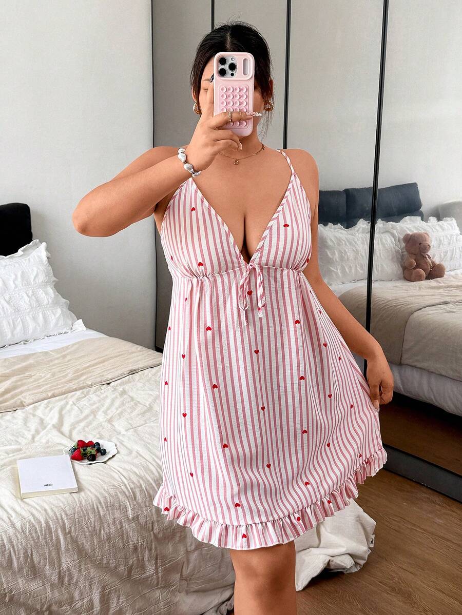 Napfluff CURVE Napfluff CURVE Camisón de talla grande con tirantes finos, estampado de corazones rojos a rayas y bajo con volantes - Rosa - Ver 1