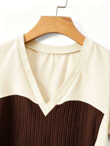 SHEIN Elenzya Camiseta para mujer de tela texturizada con contraste negro & albaricoque, cuello en V, manga corta, cintura ceñida, corte slim casual, favorecedora, versátil, para ir al trabajo, juvenil, elegante, diseño vintage de nicho - Marrón - Ver 5