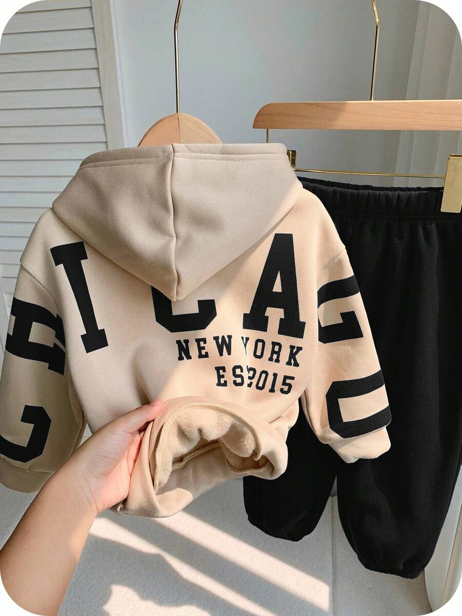 SHEIN 小男孩休閒韓系寬鬆布料大字母圖案長袖連帽衫與鬆緊腰長褲套裝，適合秋冬春季，適合戶外玩耍、學校、街頭風、派對與居家休閒，保暖內裡刷毛加厚小男孩服飾 - 彩色 - 查看 1