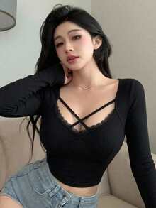 DAZY 春夏秋交叉肩帶長袖收腰黑色蕾絲飾邊羅紋針織女款T恤 - 黑色 - 查看 6