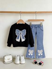SHEIN 可愛女孩 2 件套 4-7 歲亮面蝴蝶結印花黑色運動衫 & 牛仔效果喇叭褲 甜美學院風 春/秋季童裝 - 彩色 - 查看 2