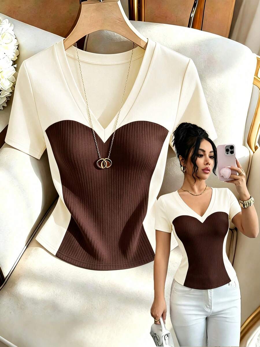 SHEIN Elenzya Camiseta para mujer de tela texturizada con contraste negro & albaricoque, cuello en V, manga corta, cintura ceñida, corte slim casual, favorecedora, versátil, para ir al trabajo, juvenil, elegante, diseño vintage de nicho - Marrón - Ver 1