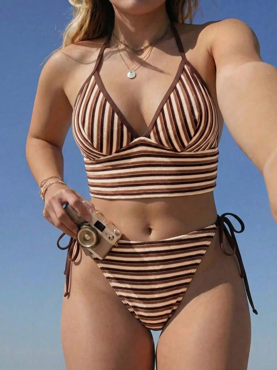 Swim Mod Conjunto de traje de baño talla grande casual de vacaciones con top de tirantes anudados a rayas y bloques de color y Bottom de bikini triangular - Multicolor - Ver 1