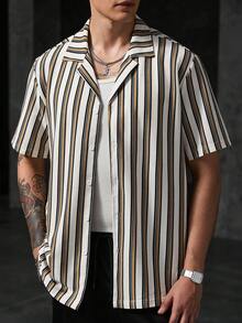 Manfinity CasualCool 男士休閒時尚百搭夏季短袖單排扣條紋襯衫，適合通勤、休閒約會、商務及各種場合，適合男士穿著，也適合日常休閒、週末旅行、戶外活動、旅行探索、輕鬆工作環境或半正式場合 - 彩色 - 查看 4
