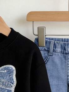 SHEIN 可愛女孩 2 件套 4-7 歲亮面蝴蝶結印花黑色運動衫 & 牛仔效果喇叭褲 甜美學院風 春/秋季童裝 - 彩色 - 查看 4