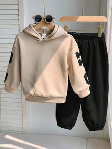 SHEIN 小男孩休閒韓系寬鬆布料大字母圖案長袖連帽衫與鬆緊腰長褲套裝，適合秋冬春季，適合戶外玩耍、學校、街頭風、派對與居家休閒，保暖內裡刷毛加厚小男孩服飾 - 彩色 - 查看 2