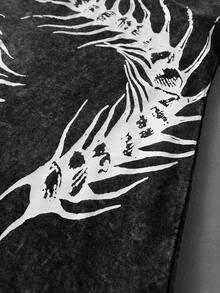 ROMWE MEN Kaos Subkultur Pria Estetika Gelap dengan Motif Kaki Seribu - Hitam - View 3