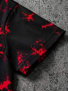 SHEIN 男童 T 恤套裝，深紅色與黑色潑墨紮染底色，搭配趣味「惡魔微笑」印花，上衣胸前與短褲均印有趣味惡魔微笑、X 型眼睛 + 鋸齒嘴設計，柔軟針織圓領短袖全印花套頭上衣，搭配鬆緊腰帶口袋針織短褲，男童服裝，男童套裝 - 黑色 - 查看 6