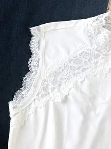 SHEIN 青少年女孩純白色對比蕾絲立領修身時尚背心上衣 T-shirt，夏季上衣，優雅夏季上衣，休閒蕾絲裝飾上衣 - 杏色 - 查看 5