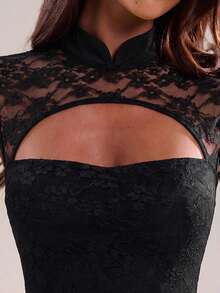 SHEIN BAE بودي نسائي من الدانتيل بتصميم مرقع ومفرغ، بقصة ضيقة، متعدد الاستخدامات للارتداء اليومي - الأسود - مشاهدة 8