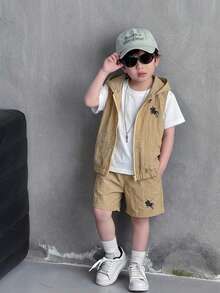 SHEIN Conjunto de 3 piezas para niño pequeño, camiseta de manga corta con cuello redondo, chaleco, chaqueta y pantalones cortos, estilo casual preppy para vacaciones, regreso a la escuela, adecuado para fiesta de cumpleaños, fiesta, actuación, boda, bautizo, regreso a la escuela, uso diario, escuela, viajes, deportes, primavera y verano - Multicolor - Ver 2