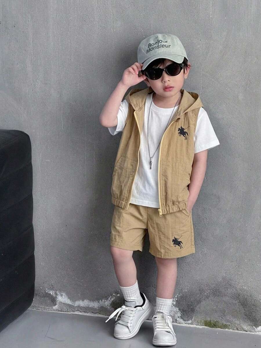 SHEIN Conjunto de 3 piezas para niño pequeño, camiseta de manga corta con cuello redondo, chaleco, chaqueta y pantalones cortos, estilo casual preppy para vacaciones, regreso a la escuela, adecuado para fiesta de cumpleaños, fiesta, actuación, boda, bautizo, regreso a la escuela, uso diario, escuela, viajes, deportes, primavera y verano