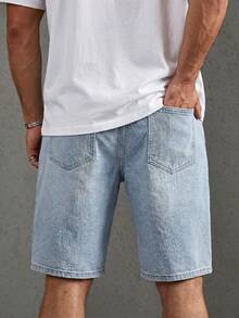 Manfinity Roghcode Shorts de mezclilla para hombre con bolsillos, botones, cremallera, parche de calavera y patrón de letras, para vacaciones - Lavado ligero - Ver 2