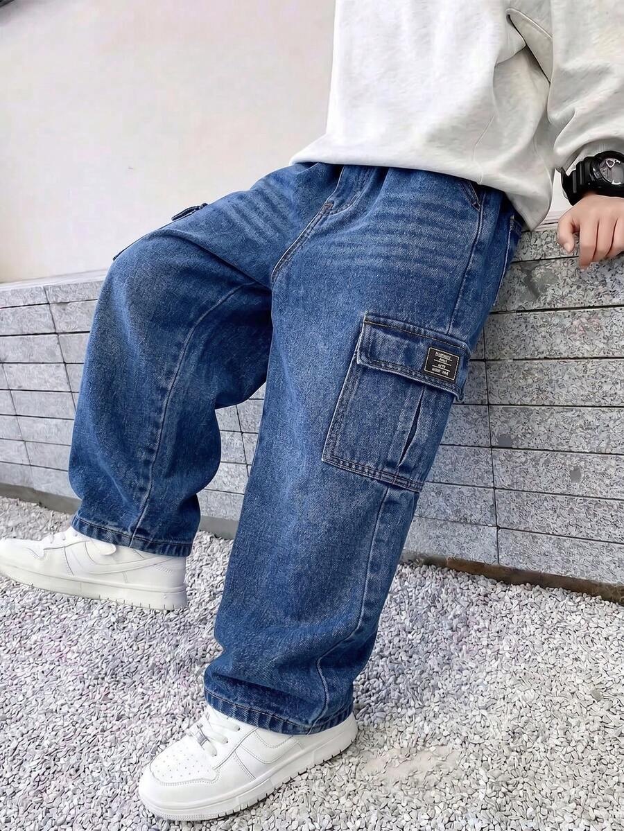 SHEIN 青少年男孩牛仔褲 夏季新款街頭工裝風 淺藍色水洗 寬鬆直筒 大口袋 鬆緊腰 高級棉 日常上學穿搭 - 深色水洗藍 - 查看 1