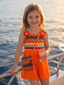 SHEIN Elladie kids 1件年輕女孩度假風細肩帶連身褲，鏤空提花針織拼接光滑面料，肩帶飾有3D布花，復古對比色幾何圖案身軀，附配套圖案斜挎小包，寬鬆休閒薄款，適合戶外海灘玩耍 - 橘色 - 查看 9