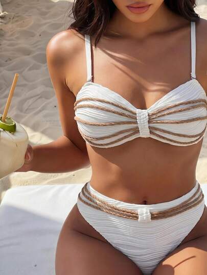 Swim Chiccia Bộ đồ bơi nữ 2026 mùa Xuân/Hè màu be họa tiết jacquard vân sóng sọc, vải dệt nổi, áo có dây vai tháo rời và chi tiết xoắn trước ngực, kèm quần bikini tam giác đồng bộ, cho đi biển và du lịch mùa hè