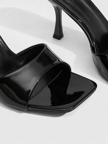 CUCCOO SZL Sepatu hak tinggi wanita model mules dengan ujung terbuka dan bentuk persegi, terbuat dari kulit mengkilap hitam. - Hitam - View 3