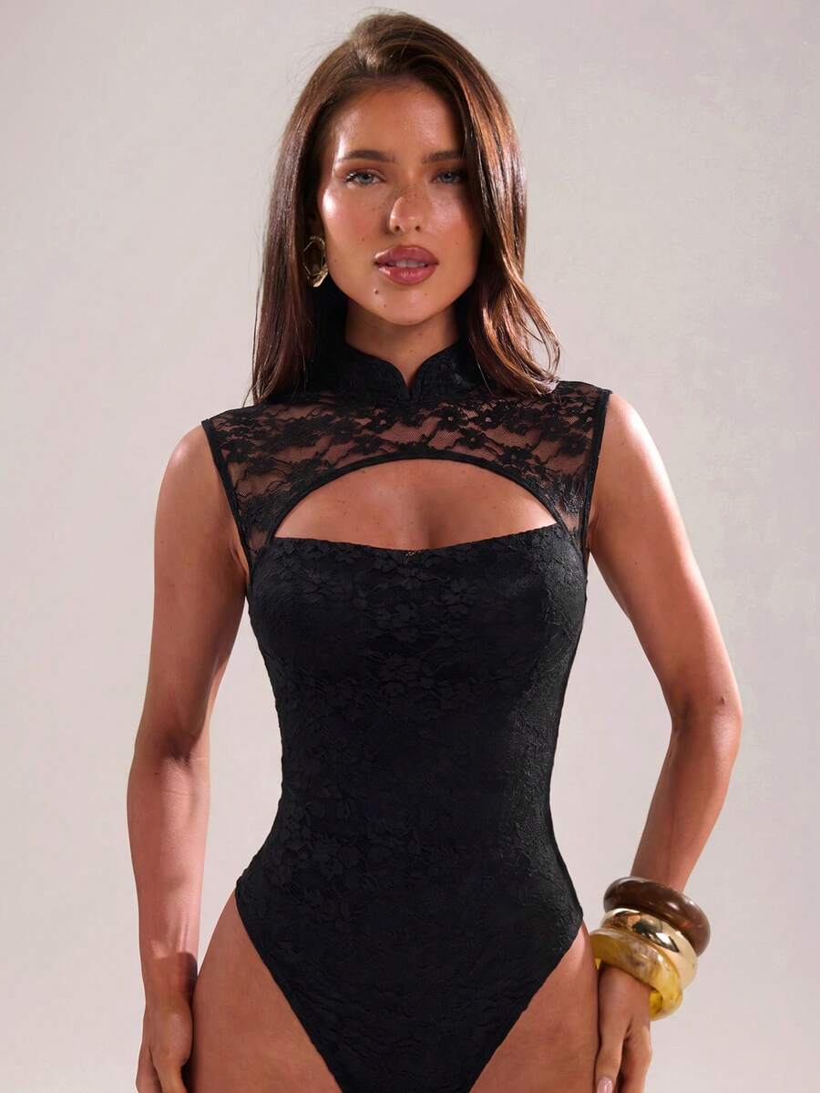 SHEIN BAE بودي نسائي من الدانتيل بتصميم مرقع ومفرغ، بقصة ضيقة، متعدد الاستخدامات للارتداء اليومي - الأسود - مشاهدة 1