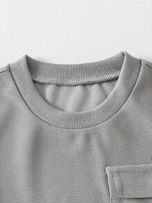 SHEIN Genkimix Kids 男童夏季華夫格針織短袖T恤與短褲兩件套，獨特華夫格紋理增添時尚感。T恤採用簡約圓領設計，方便穿脫，短褲配有鬆緊腰帶。整體設計簡約優雅，適合日常穿著、戶外活動及運動休閒場合。 - 灰色 - 查看 5