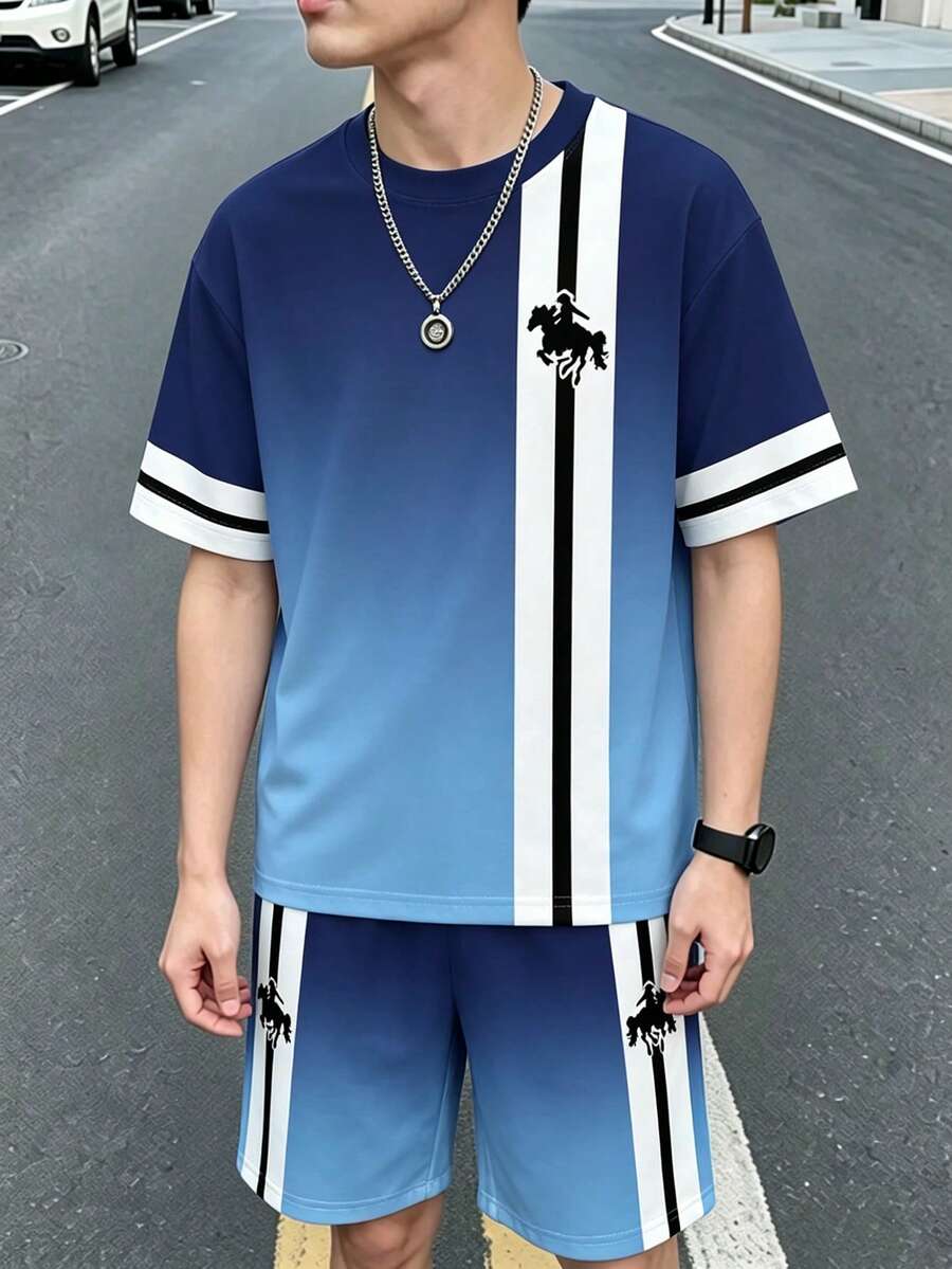 1套新款夏季青少年男孩兩件式套裝，藍色漸層搭配黑白條紋，印有戰馬圖案設計，時尚風格。清新配色展現活力，休閒運動風，適合學校、外出、校園活動，夏季百搭之選。 - 彩色 - 查看 1