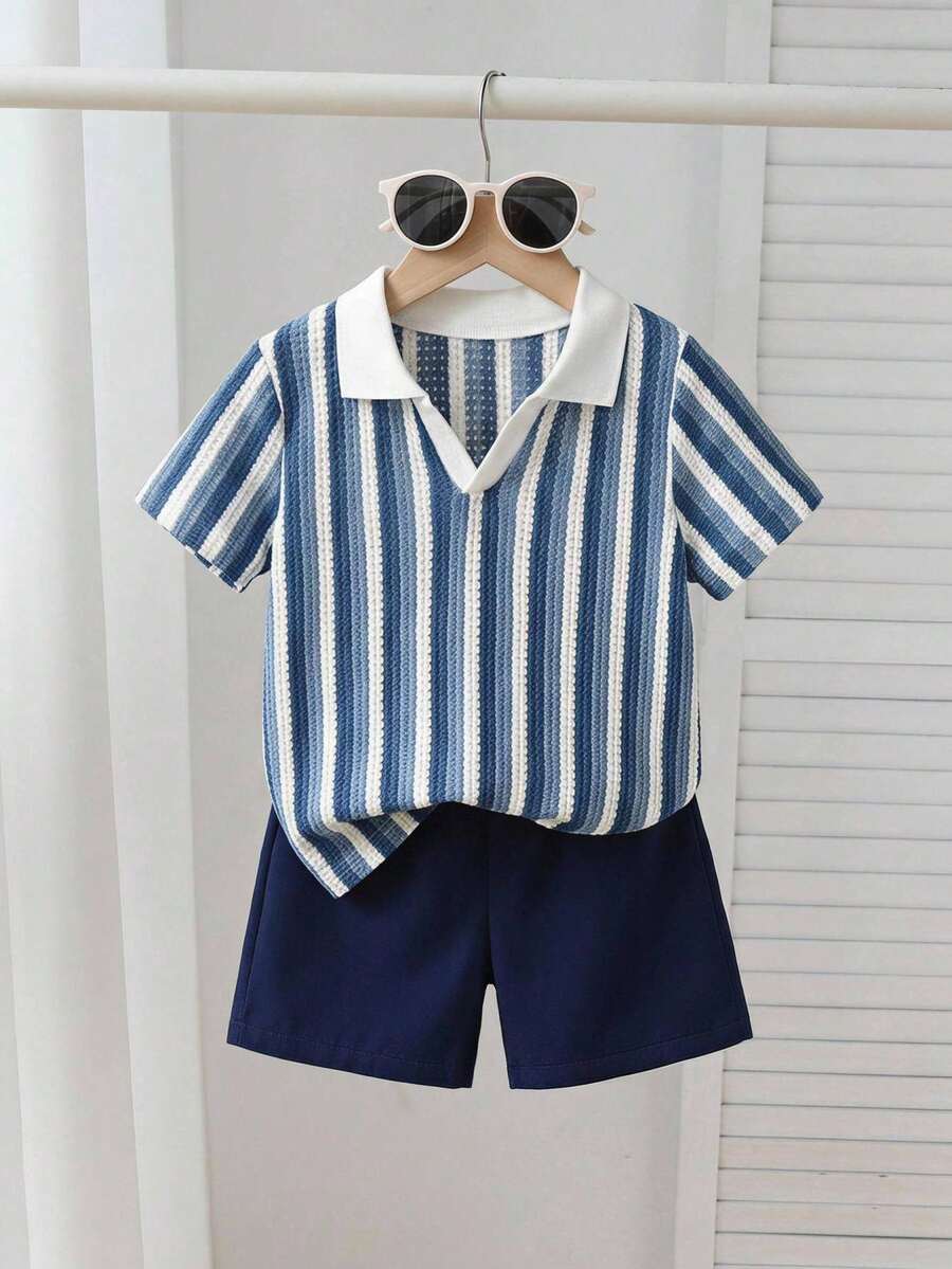 Souflis Souflis 2件組男童幼童套裝,男童套裝,夏季復古條紋紋理短袖 Polo 衫 + 休閒短褲 2 件組,上衣特點為翻領小 V 領設計,華夫格針織紋理條紋面料,復古色調並附帶內建紋理圖案 - 藍色 - 查看 1