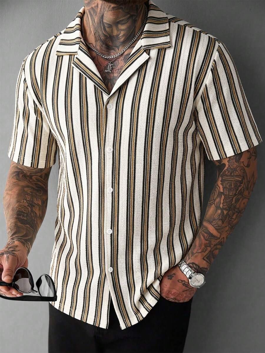 Manfinity CasualCool 男士休閒時尚百搭夏季短袖單排扣條紋襯衫,適合通勤、休閒約會、商務及各種場合,適合男士穿著,也適合日常休閒、週末旅行、戶外活動、旅行探索、輕鬆工作環境或半正式場合 - 彩色 - 查看 1