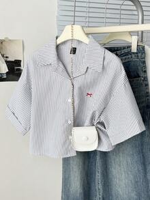 Elamini 女款藍色條紋蝴蝶結刺繡落肩短袖短版襯衫 - 黑與白 - 查看 3