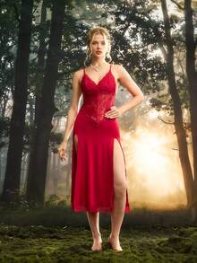 PinupPomp Camisola Longa Noturna Feminina com Fenda Lateral Sexy e Recorte em Renda - Vinho - Visão 3