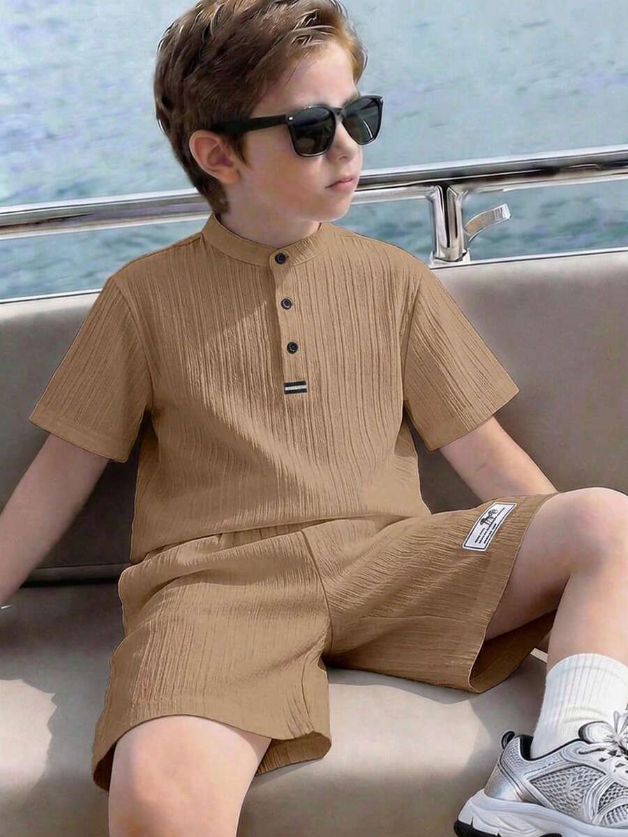 SHEIN 大童男孩休閒學院風韓系度假風立領半開襟短袖套頭上衣配拼接短褲,梭織波浪條紋兩件套,適合外出、街拍、派對、城市漫步 - 卡其色 - 查看 1