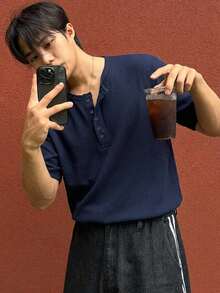 DAZY Camiseta básica de manga corta para hombre con tejido texturizado, color liso y media abertura - Azul Marino - Ver 6