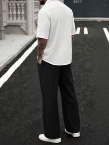 Manfinity CasualCool 男士寬鬆兩件套，紋理短袖襯衫 + 抽繩長褲，Gen Z Cityboy 休閒日常穿搭套裝 - 卡其色 - 查看 2