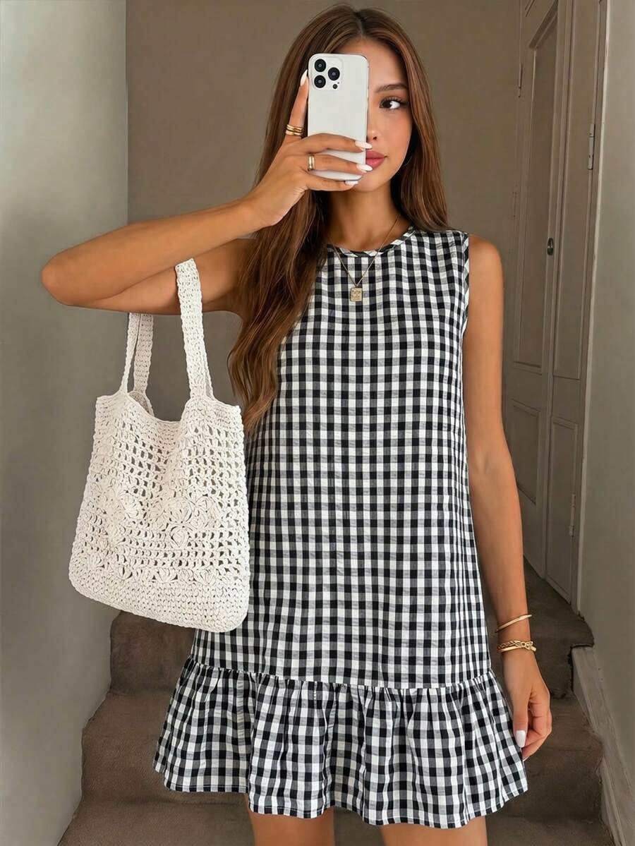 SHEIN 青少年女孩童裝度假休閒春夏時尚可愛圓領黑白格紋寬鬆A字拼接荷葉邊無袖娃娃裙 - 黑色 - 查看 1