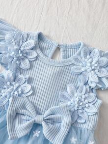 SHEIN 夏季新生儿两件套：蓝色荷叶边袖拼接连衣裙，搭配3D立体花朵蕾丝薄纱裙和同款发带。甜美可爱，优雅大方；面料柔软亲肤，宽松舒适。适合派对、外出、聚会和拍照等场合。 - 藍色 - 查看 4