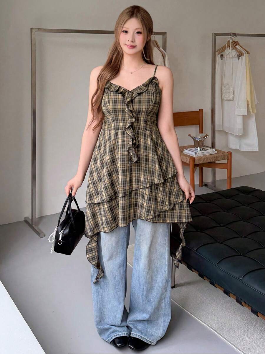 Bijouette 女款大尺碼棕色格紋細肩帶洋裝，優雅浪漫休閒極簡舒適，Zanying櫻花季末班車限量版，復古V領荷葉邊設計，收腰不對稱層次下擺，大尺碼棕色洋裝 - 棕色 - 查看 1