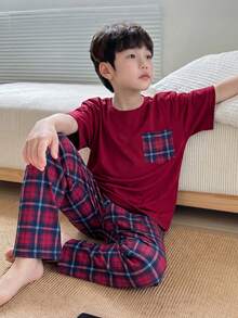 SHEIN 男孩返校季酒紅色時尚圓領格紋口袋短袖上衣與全格紋長褲休閒兩件套家居服 - 酒紅色 - 查看 5