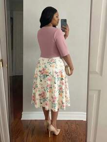 SHEIN Lady CURVE 大尺碼純色短版上衣與花卉印花洋裝兩件套 - 彩色 - 查看 2