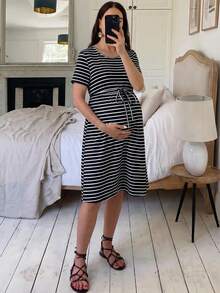 SHEIN 孕婦黑色圓領短袖腰部綁帶休閒寬鬆連身裙，適合性別揭曉、夏季拍照、正式場合 - 黑與白 - 查看 10