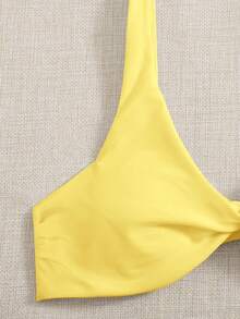 Swim Basics Conjunto de traje de baño de dos piezas para mujer con top de tirantes de unicolor con nudo y Bottom de bikini triangular - Amarillo - Ver 3