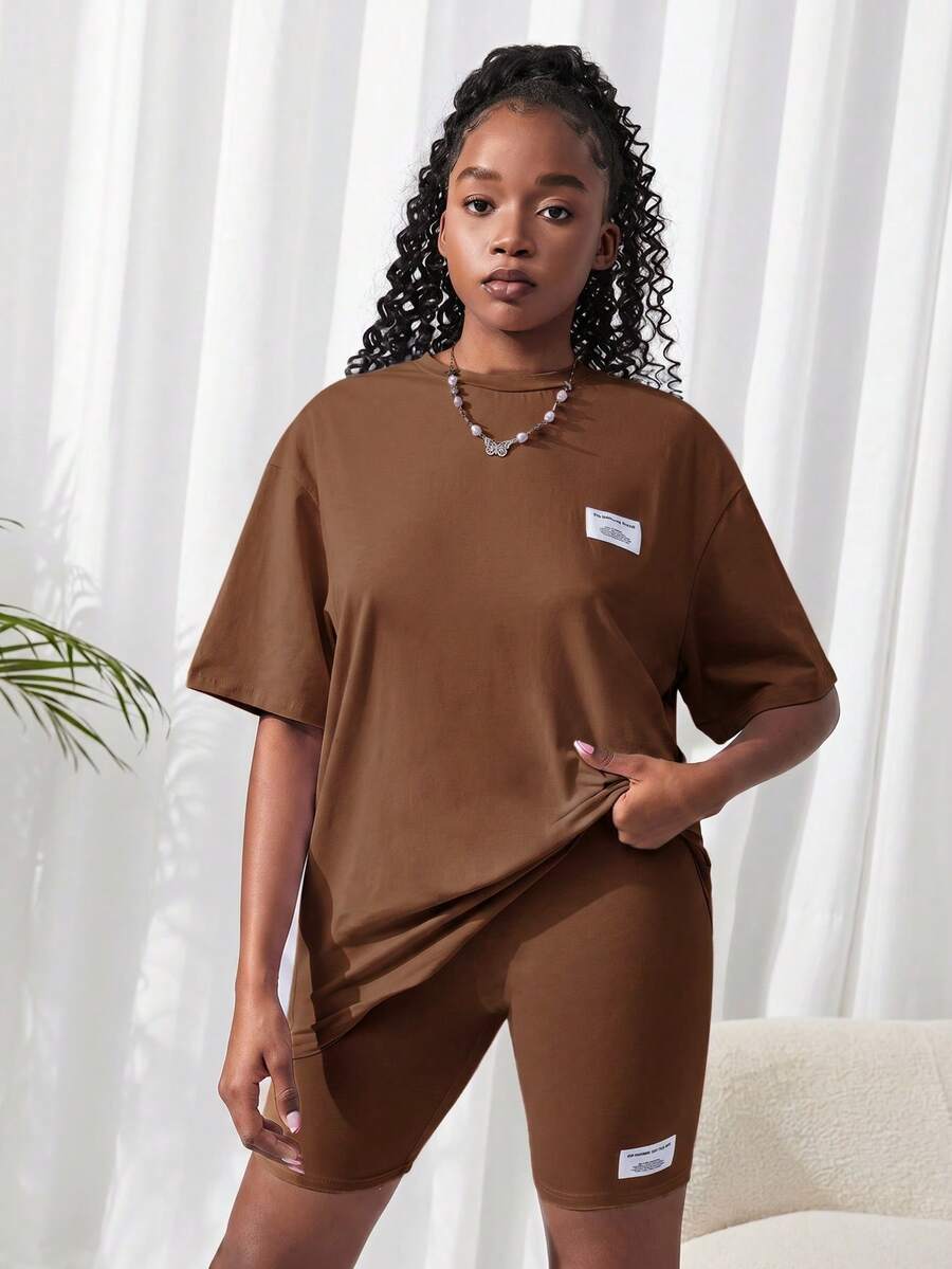 SHEIN 青少年女孩針織純色Logo T恤與短褲2件套 綠色 - 棕色 - 查看 1