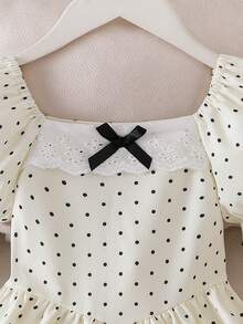 SHEIN Elladie kids 1件女童夏季新款方領泡泡短袖荷葉邊杏色波點腰部鬆緊前領口蕾絲蝴蝶結A字波點印花田園學院風可愛甜美時尚公主洋裝 - 杏色 - 查看 4