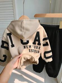 SHEIN 小男孩休閒韓系寬鬆布料大字母圖案長袖連帽衫與鬆緊腰長褲套裝，適合秋冬春季，適合戶外玩耍、學校、街頭風、派對與居家休閒，保暖內裡刷毛加厚小男孩服飾 - 彩色 - 查看 8