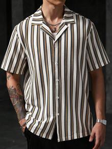 Manfinity CasualCool 男士休閒時尚百搭夏季短袖單排扣條紋襯衫，適合通勤、休閒約會、商務及各種場合，適合男士穿著，也適合日常休閒、週末旅行、戶外活動、旅行探索、輕鬆工作環境或半正式場合 - 彩色 - 查看 3