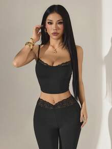 SHEIN PETITE 2026 女款春夏度假系列：優雅黑色蕾絲拼接細肩帶背心與喇叭褲修身兩件套，適合居家、外出、海灘、時尚造型、休閒穿著、通勤、度假、浪漫場合與日常穿著，多樣穿搭選擇，適用於日常休閒、度假、郵輪、海灘曬日光浴、熱銷街頭風、婚禮賓客裝、波希米亞風、通勤、早午餐與機場穿搭，適合嬌小女性 - 黑色 - 查看 4