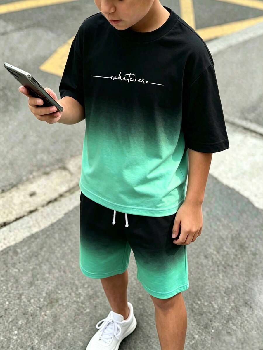 SHEIN 男童2件套夏季字母漸層印花短袖圓領T恤與漸層印花鬆緊腰短褲套裝,腰部抽繩裝飾,柔軟彈性面料,寬鬆版型,春夏時尚休閒舒適百搭,適合外出、街拍、居家、旅行度假 - 彩色 - 查看 1