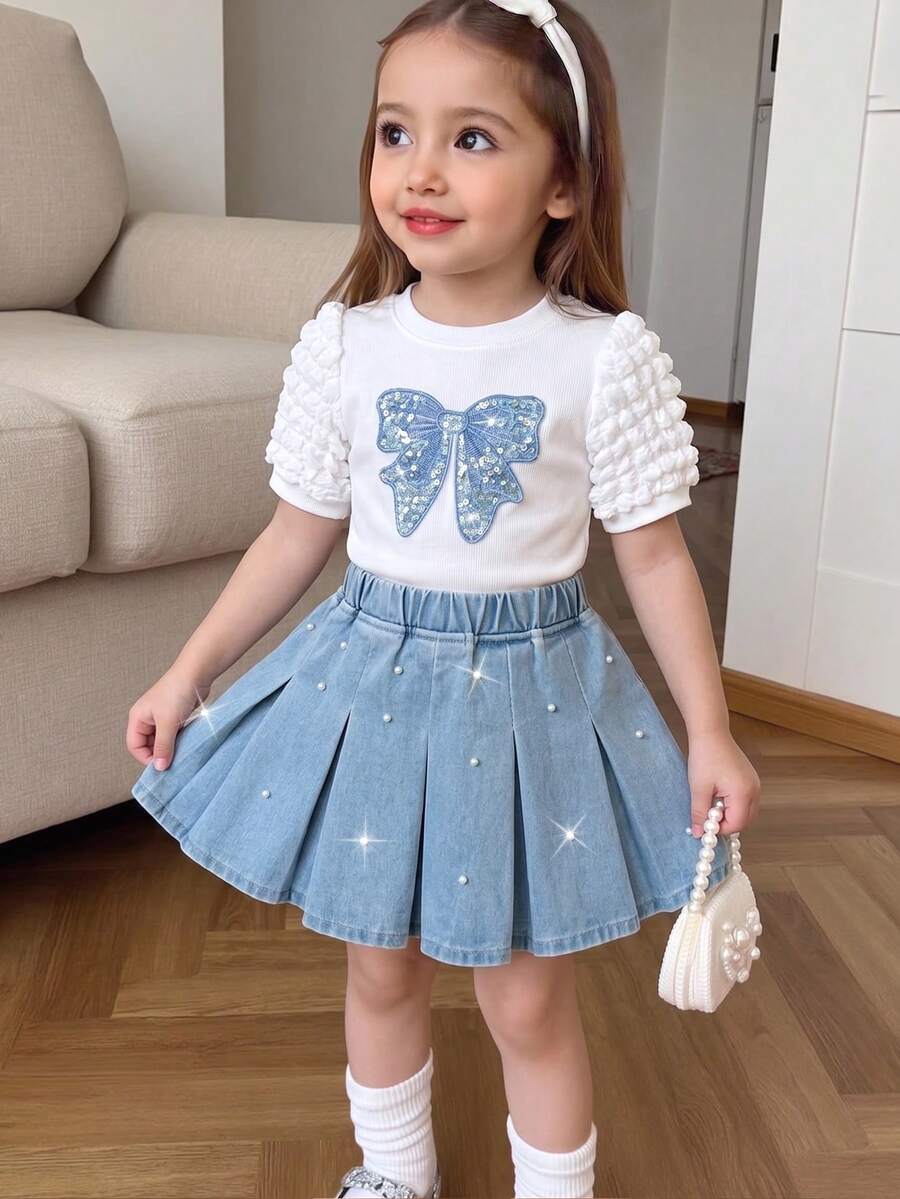SHEIN 女童甜美蝴蝶結上衣與牛仔迷你裙兩件套,夏季新品,可愛少女風,淺藍色牛仔,珍珠刺繡,泡泡袖,彈性腰圍,傘裙,柔軟親膚,適合日常穿著、上學、派對、度假、兒童節,夏季穿搭,少女時代優雅套裝 - 藍色 - 查看 1
