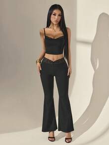 SHEIN PETITE 2026 女款春夏度假系列：優雅黑色蕾絲拼接細肩帶背心與喇叭褲修身兩件套，適合居家、外出、海灘、時尚造型、休閒穿著、通勤、度假、浪漫場合與日常穿著，多樣穿搭選擇，適用於日常休閒、度假、郵輪、海灘曬日光浴、熱銷街頭風、婚禮賓客裝、波希米亞風、通勤、早午餐與機場穿搭，適合嬌小女性 - 黑色 - 查看 7