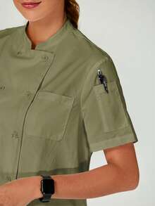 TaskEZ Chaquetas de Chef de Manga Corta Blancas para Mujeres con Botones Delanteros, Manga Corta y Bolsillo, Estilo Minimalista - Verde militar - Ver 4
