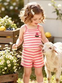 Playful Pals 女婴西瓜印花条纹吊带背心短裤套装。可爱的无袖吊带背心饰有西瓜图案，搭配松紧腰短裤，采用柔软的粉白条纹针织面料制成。轻盈透气，适合打造可爱、休闲、甜美、清新的女婴派对、海滩、夏季造型。 - 西瓜粉 - 查看 10