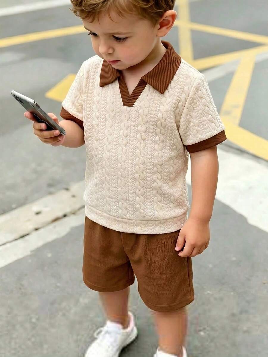 SHEIN 2件組男童幼兒套裝,男孩夏季復古條紋紋理短袖 Polo 衫 + 休閒短褲兩件套,上衣翻領小 V 領設計,華夫格針織紋理條紋布料,復古色調內建紋理,羅紋袖口與下擺 - 米色 - 查看 1